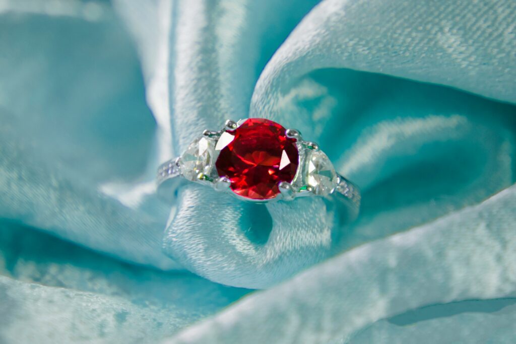 Pierścionek z rubinem